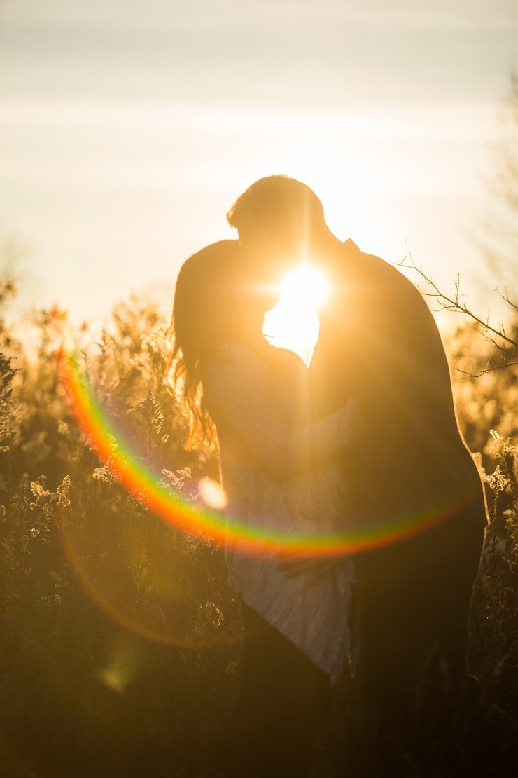 Foto rayo de sol a través del beso