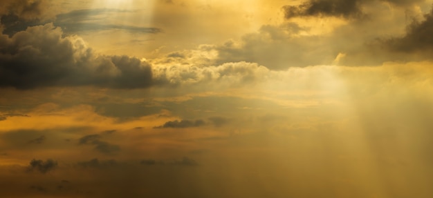 Rayo de sol a través de las nubes