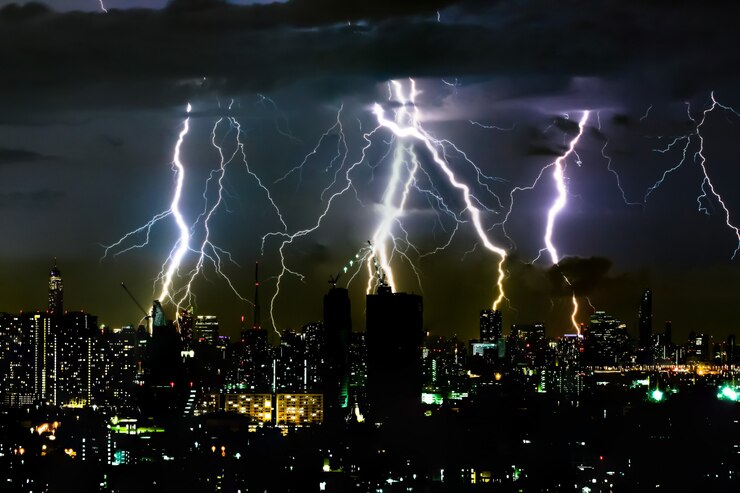 Foto rayo de tormenta eléctrica en el cielo horizontal y el paisaje de la ciudad