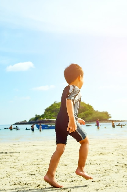 Rayong, Thailand, 5. Mai 2014: Die Jungen sind glücklich und lustig, den Ozean zum ersten Mal zu sehen.