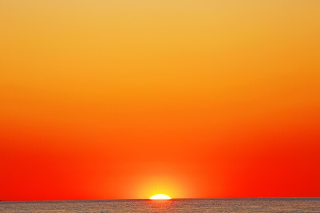 Foto rayos asombrosos de la puesta del sol roja