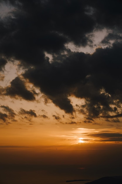 Rayos del atardecer naranja en la vista del cielo desde el monte lovcen