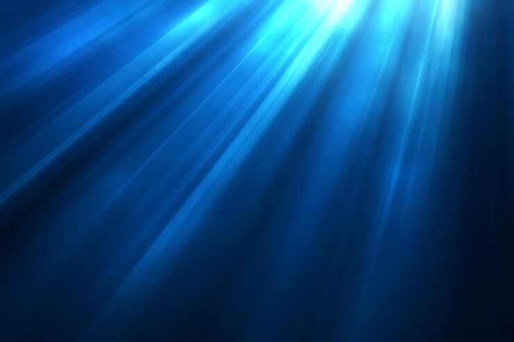 Los rayos de luz bajo el agua en el océano azul
