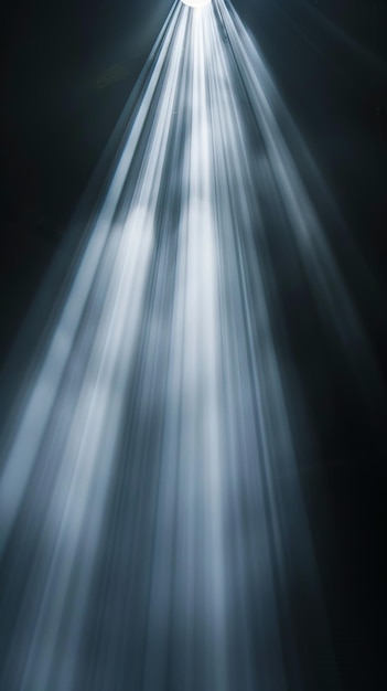 Rayos de luz brillando en el cuarto oscuro concepto espiritual y místico