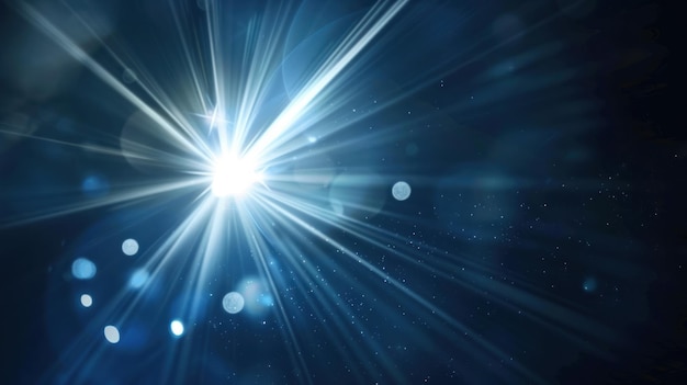 Los rayos de luz brillantes a través del cielo azul oscuro