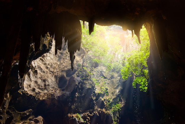 Foto rayos de luz dentro de la cueva.