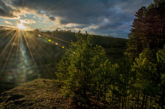 Los rayos del sol al atardecer, la naturaleza de la zona montañosa.