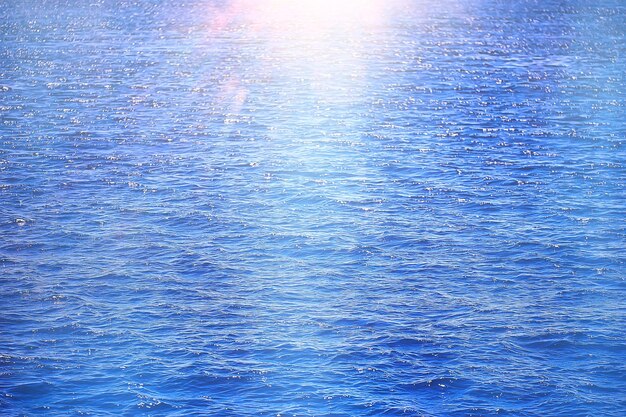 rayos de sol arrecife de buceo / mar azul, fondo abstracto, día soleado, rayos en el agua