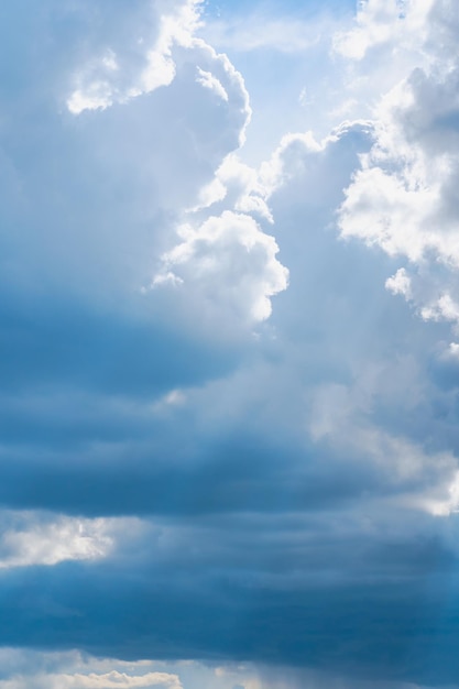 Los rayos de sol brillan a través de las nubes de lluvia