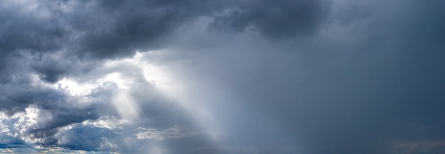 Rayos de sol en un cielo oscuro después de una tormenta