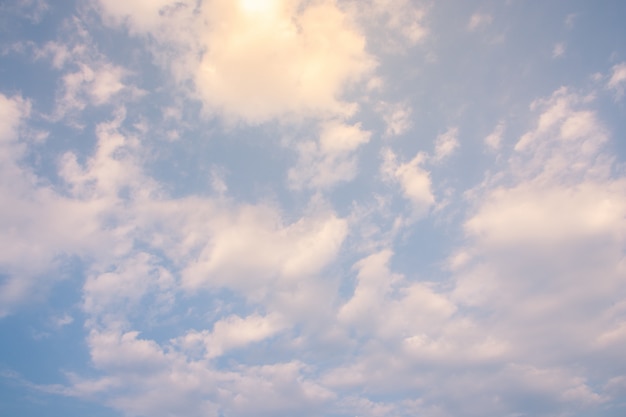 Los rayos del sol en el cielo