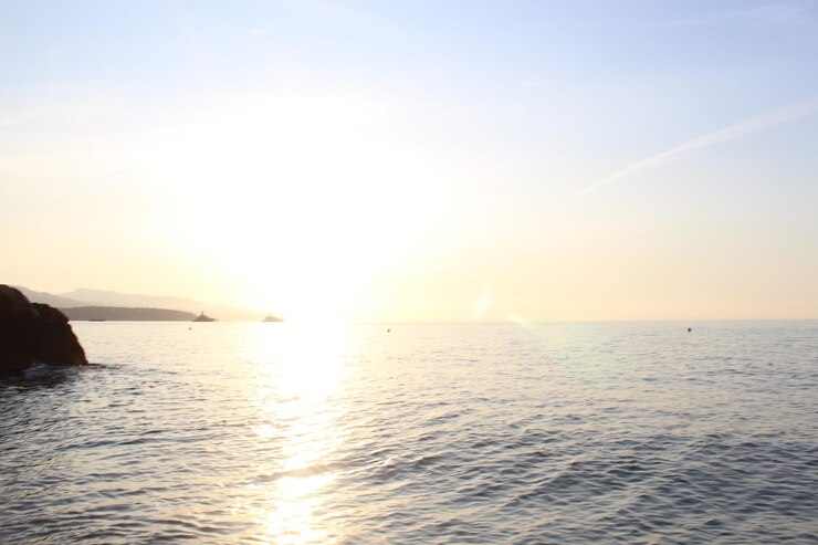 Rayos de sol idílicos en el mar Mediterráneo en Mónaco vista de la costa francesa e italiana