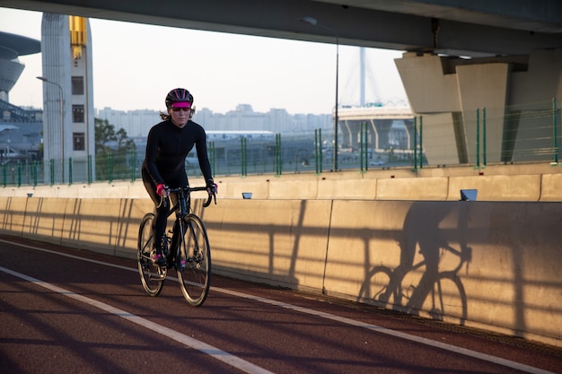 Los rayos del sol iluminan al ciclista al amanecer