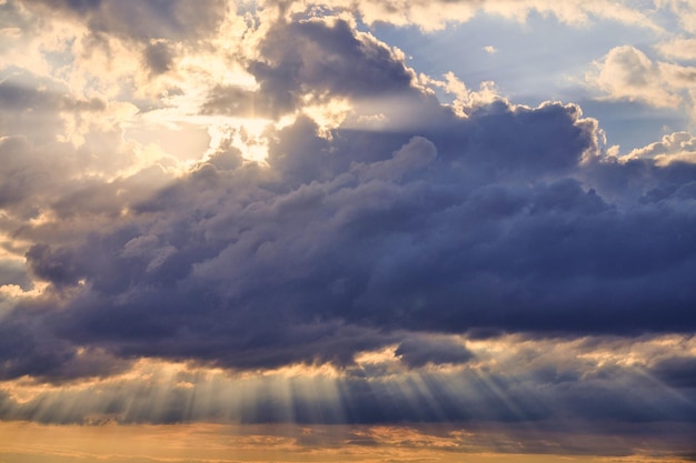 Rayos de sol y nubes, rayos de sol brillando a través de cúmulos. Paisaje inspirador para la meditación. Impresionante escena de hermoso fenómeno natural, encantador paisaje natural.