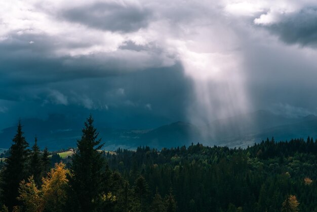 Rayos de sol de paisaje dramático rompiendo las nubes