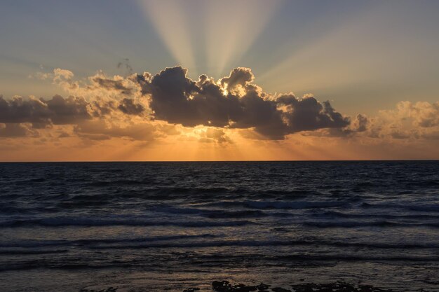 Los rayos del sol poniente salieron de la nube