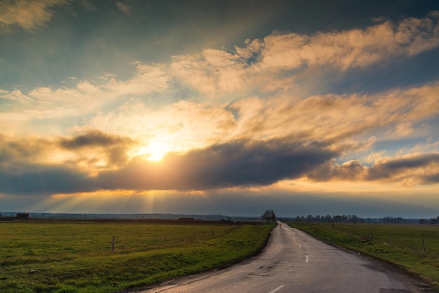 Rayos de sol sobre la carretera nacional