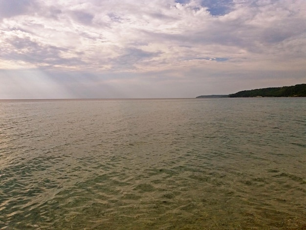 Los rayos del sol sobre el mar Mediterráneo griego