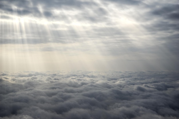 rayos de sol sobre las nubes