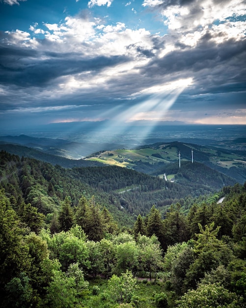 Foto rayos de sol a través de las nubes sobre la selva negra en alemania.