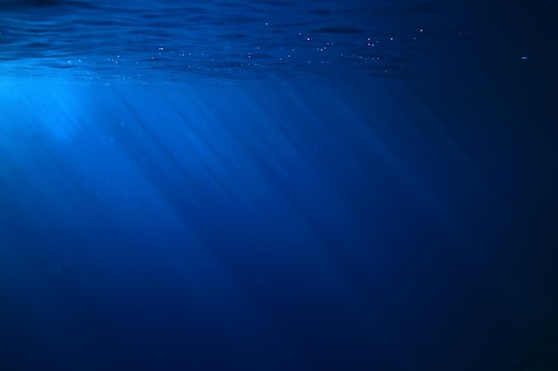 rayos submarinos del océano de fondo claro, bajo la luz del sol del agua azul