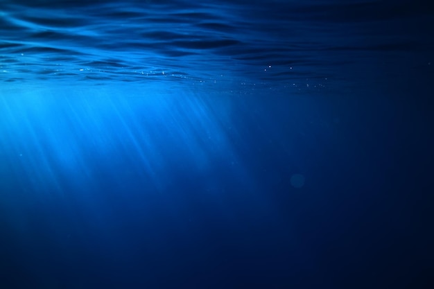 rayos submarinos del océano de fondo claro, bajo la luz del sol del agua azul