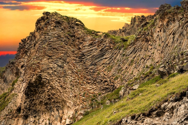 Raza de formación rocosa inusual Montañas geología trekking y hermosas formas vistas y fondos en la naturaleza Panorama montaña puesta de sol paisaje de verano con cielo de amanecer