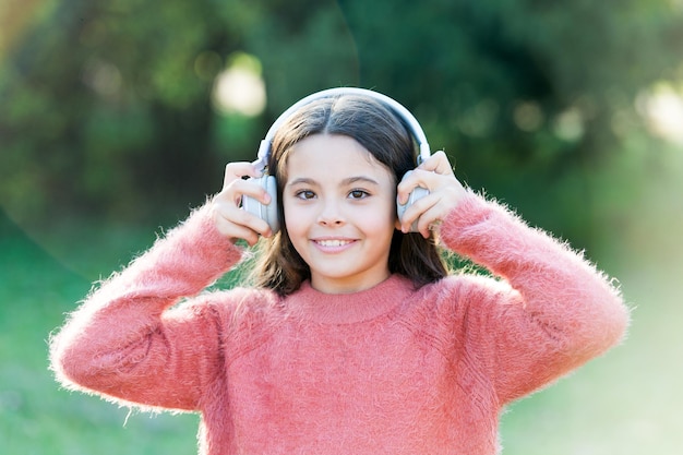 Razões pelas quais você deve usar fones de ouvido. Fones de ouvido mudaram o mundo. Os fones de ouvido trazem privacidade aos espaços públicos. Lista de reprodução de música de estilo de vida ativo. Música sempre comigo. Garota linda criança com fones de ouvido.