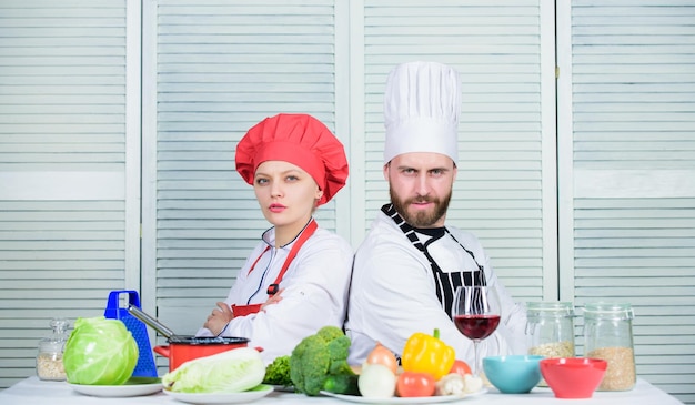 Razones por las que las parejas cocinan juntas Cocinar con su cónyuge puede fortalecer las relaciones Una mujer y un hombre barbudo son socios culinarios El último desafío culinario Una pareja compite en artes culinarias