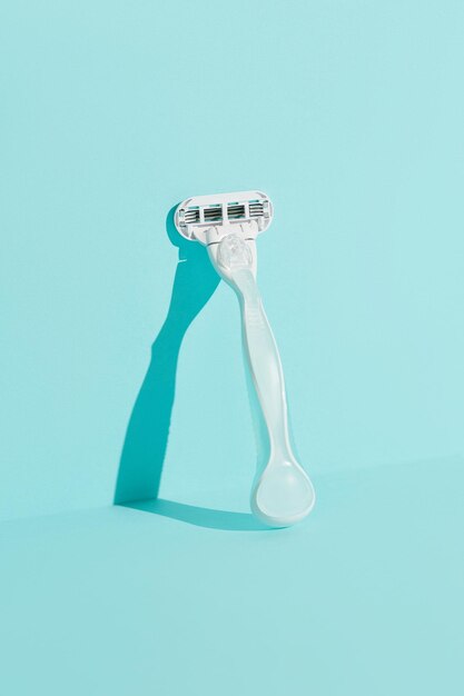 Foto razor de elegância minimalista em relevo afiado contra um fundo azul ousado com sombras dramáticas