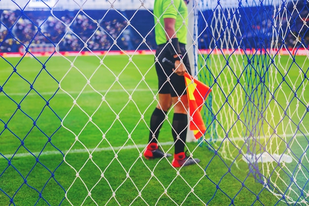 Árbitro ayudante de Lineman que controla una red del objetivo en campo de fútbol antes del comienzo del juego.