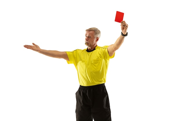 Árbitro de fútbol mostrando una tarjeta roja a un jugador disgustado aislado sobre fondo blanco.