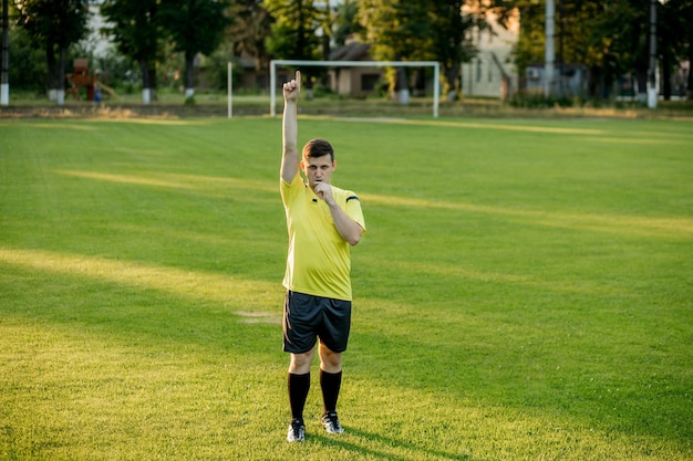 Árbitro indica impedimento. Conceito de esporte, violação de regras, impedimento.