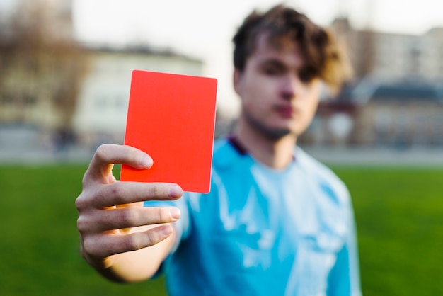 Árbitro mostrando la tarjeta roja