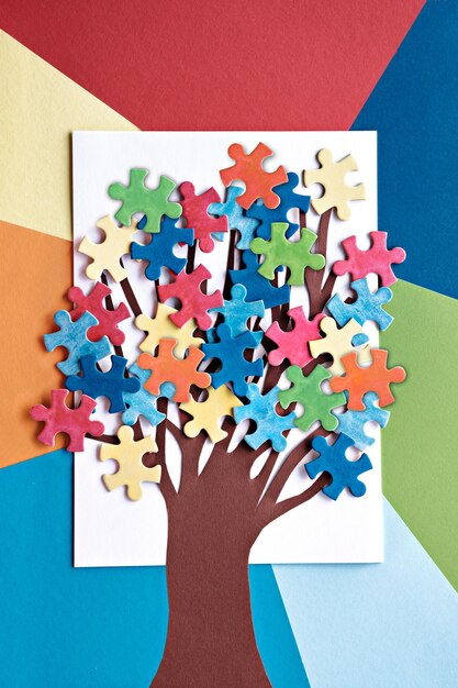 Árbol abstracto con piezas de rompecabezas coloridas y vibrantes sobre fondo blanco Día de Concientización sobre el Autismo Elemento decorativo del Día Mundial del Autismo para papel tapiz de pancarta Fondo creativo para volante o póster