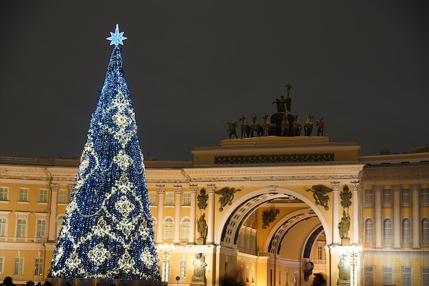 Árbol de Año Nuevo decorado en San Petersburgo en la Plaza del Palacio, junto al Hermitage