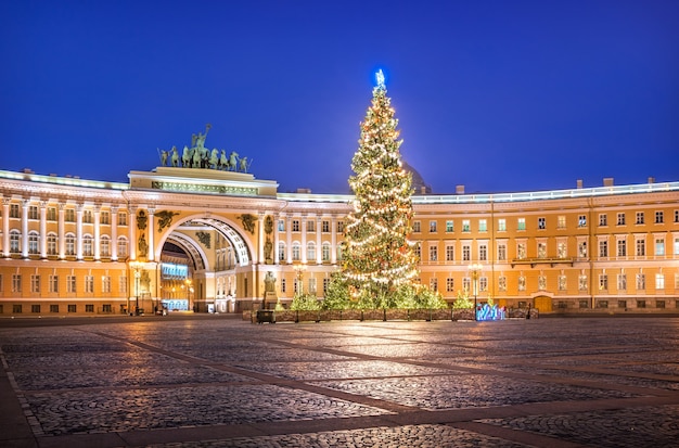 Árbol de Año Nuevo en la Plaza del Palacio y el arco del edificio del Estado Mayor en San Petersburgo