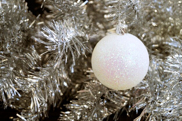 Árbol artificial de plata de cerca. Fondo de navidad