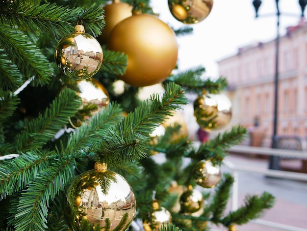 Árbol de la calle decorado con bolas doradas