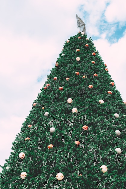 Árbol de Chrismast con decoración y adorno, vertical, tono de color vintage.