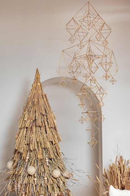 Árbol ecológico navideño de espigas de trigo y centeno y otras decoraciones artesanales