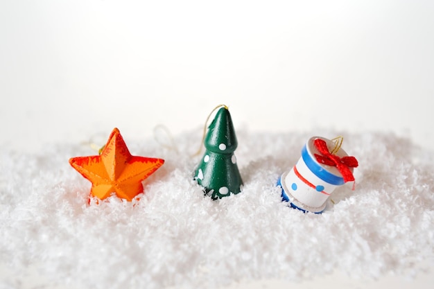 Árbol de estrellas y regalo en la nieve.