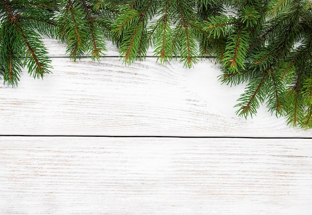 Árbol de fondo navideño en una mesa de madera