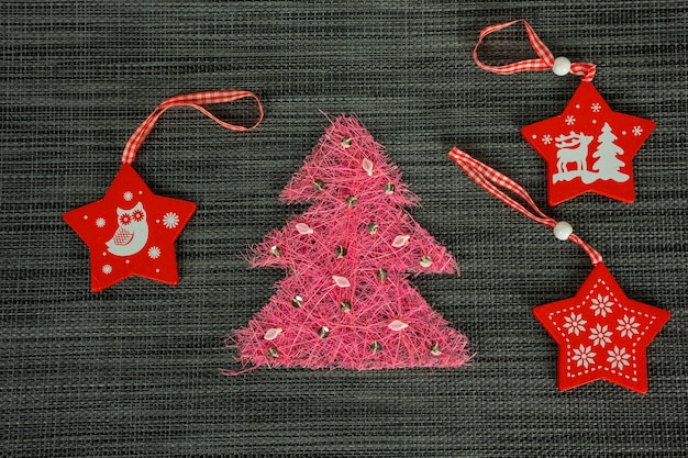 Árbol de mimbre rosa decorado con estrellas rojas. Concepto de Navidad y año nuevo.