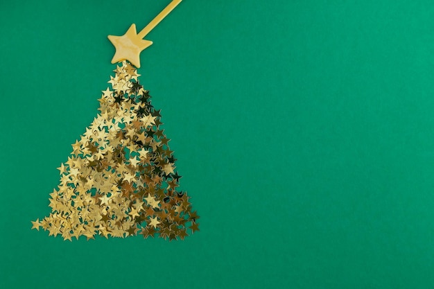 Árbol de Navidad abstracto hecho de estrellas doradas sobre un fondo verde con espacio para texto Afiche de plantilla de postal