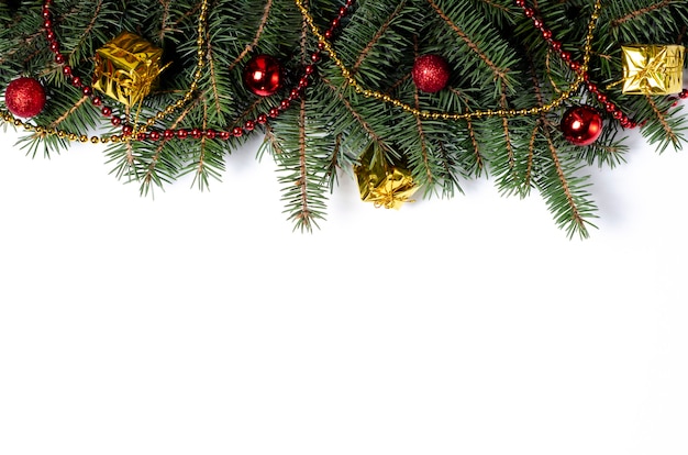 Árbol de Navidad y adornos aislados