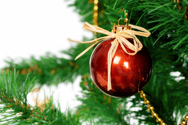 Árbol de navidad con adornos en blanco