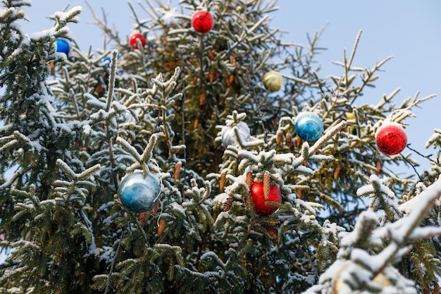 Árbol de navidad con adornos de bolas de colores en invierno