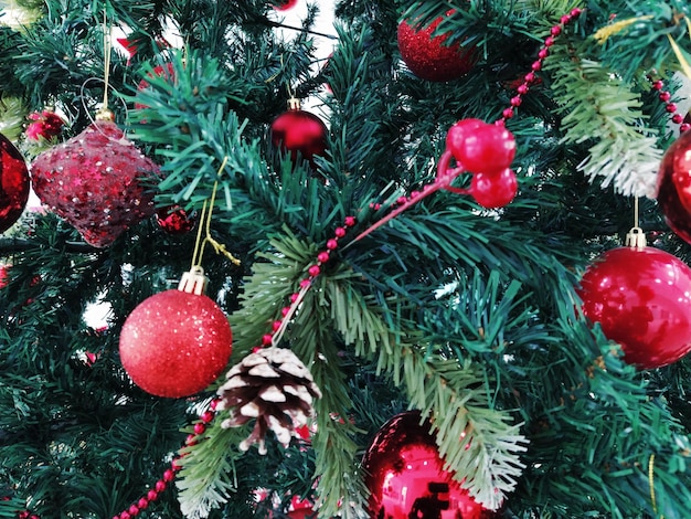 Árbol de Navidad con adornos Bolas y juguetes de Navidad Adornos colgantes rojos y blancos Hermosas bolas bayas y conos brillantes