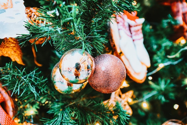 Árbol de Navidad con adornos de bolas y juguetes de Navidad en Riga en Letonia en invierno.